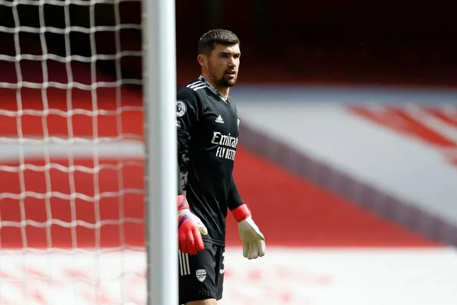 Mat Ryan en acción con el Arsenal