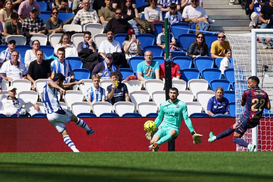Mat Ryan realiza una parada ante la Real Sociedad